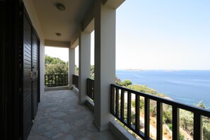 Property grounds - Kypri Villa, 4-bedroom seafront house in terrific Andros with cool AC (Andros)