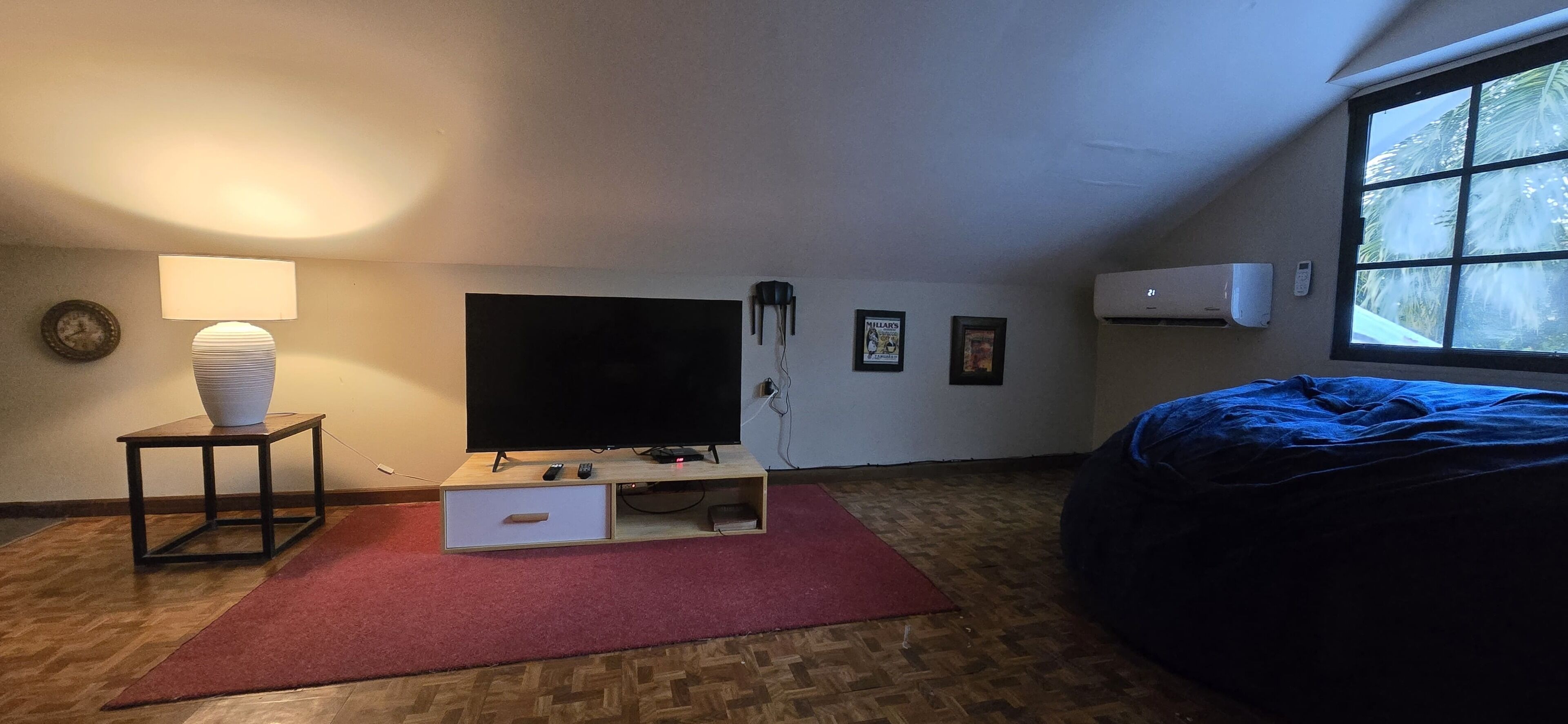 Een strijkplank/strijkijzer, wifi, beddengoed