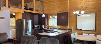 Moosehorn Cabin - Lovely log home with fenced back yard