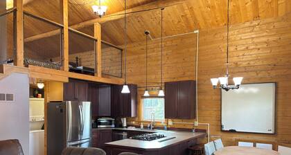 Moosehorn Cabin - Lovely log home with fenced back yard