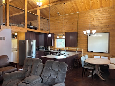 Moosehorn Cabin - Lovely log home with fenced back yard