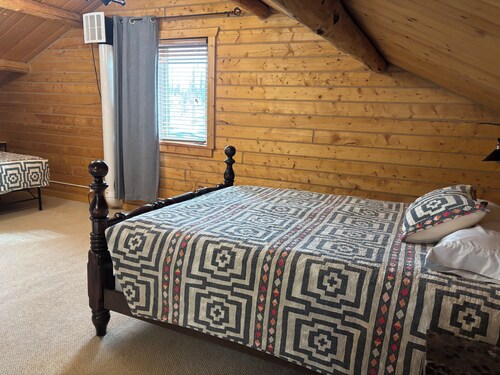 Moosehorn Cabin - Lovely log home with fenced back yard