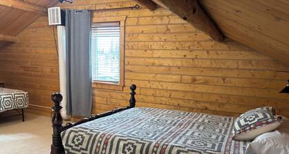 Moosehorn Cabin - Lovely log home with fenced back yard