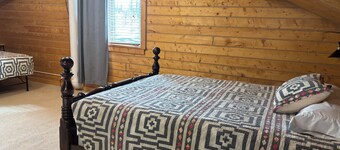 Moosehorn Cabin - Lovely log home with fenced back yard