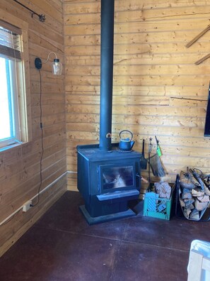 Interior - Moosehorn Cabin - Lovely log home with fenced back yard (Tok)