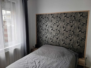 Escritorio y ropa de cama