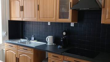 Frigorífic, forn, placa de cuina i cafetera i tetera