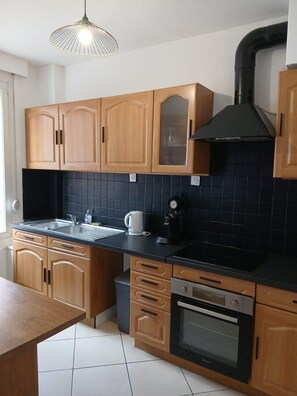 Frigorífico, horno, placa de cocina y cafetera o tetera