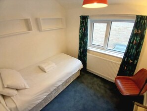 Iron/ironing board, free WiFi, bed sheets - House near moors, 10 minutes walk to high street (Guisborough)