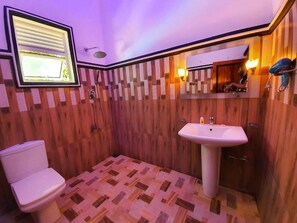 Doppia Deluxe, vista giardino | Bagno | Set di cortesia gratuito, asciugacapelli, asciugamani, sapone