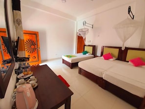 Habitación doble Deluxe, vista al jardín | Espacio para trabajar con laptop 
