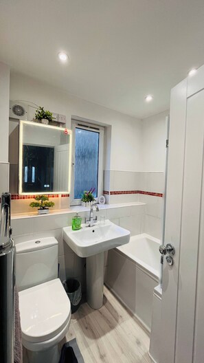 Bathroom - Modern Entire Apartment- Self Checkin Free Parking (Cowdenbeath)