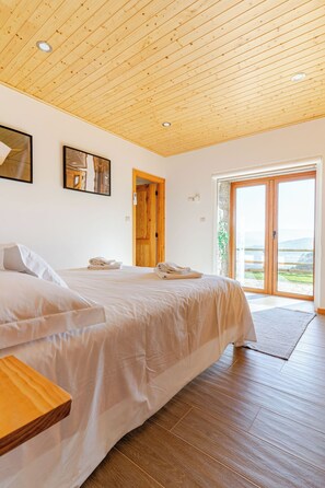 Room - Private Nature Retreat with Pool & Mountain Views in Northern Portugal (Infesta)