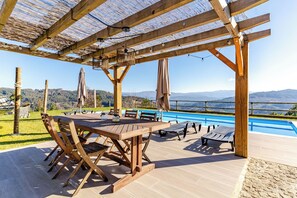 Outdoor dining - Private Nature Retreat with Pool & Mountain Views in Northern Portugal (Infesta)