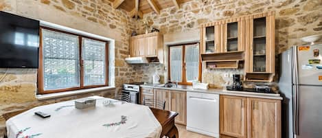 Fridge, oven, stovetop, coffee/tea maker