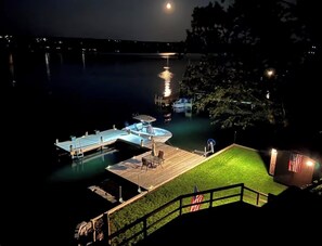 Eine Anlegestelle mit Pool, einer kleinen Terrasse und einer Flagge.