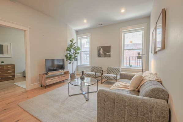 TV - Stylish 1BR | Newbury St Boston (Boston)