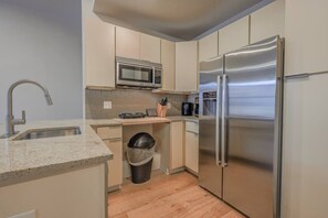 Coffee/tea maker, fridge, microwave, dishwasher - Stylish 1BR | Newbury St Boston (Boston)