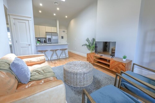 Unbeatable Location! Newbury St. 1BR