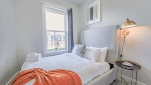 Unclassified image, 3 of 9, button - Light-Filled Back Bay 1 Bedroom Apartment (Boston)