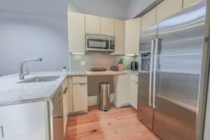 Wasserkocher mit Kaffee-/Teezubehör, Kühlschrank, Mikrowelle