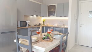 Wasserkocher mit Kaffee-/Teezubehör, Kühlschrank, Mikrowelle, Herdplatte