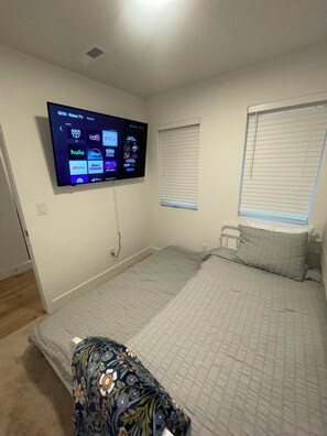 Room - Leo's Cozy Getaway near SLC Airport and Downtown (Salt Lake City)