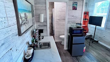 Kühlschrank, Mikrowelle, Wasserkocher mit Kaffee-/Teezubehör