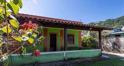 Casa com Churrasqueira a 550m da Praia do Saco