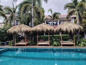 Habitación Deluxe doble, balcón, vistas a la piscina | Piscina | Una piscina al aire libre