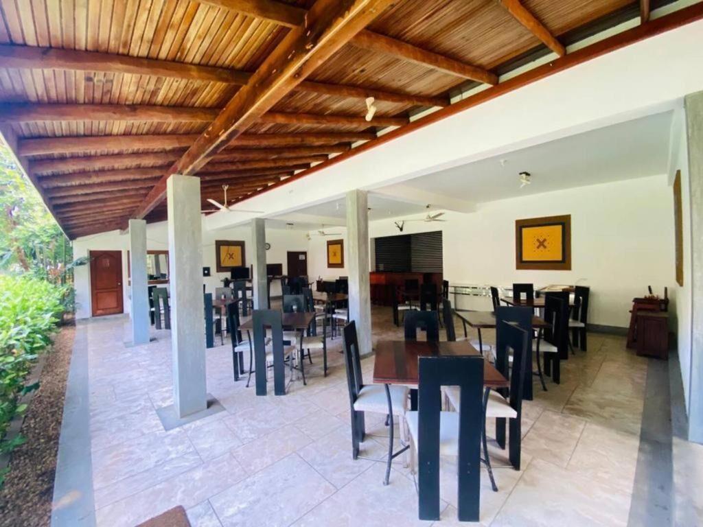 Habitación doble Deluxe, balcón, vista a la alberca | Restaurantes