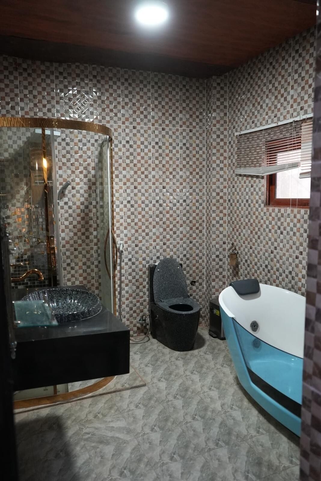 Combinazione doccia/vasca, asciugamani, sapone, carta igienica