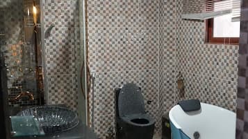 Combinazione doccia/vasca, asciugamani, sapone, carta igienica