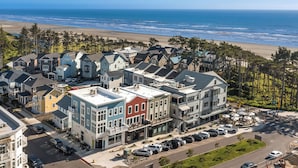 Una zona residenziale lungo la costa, con case, spiaggia e cielo sereno.