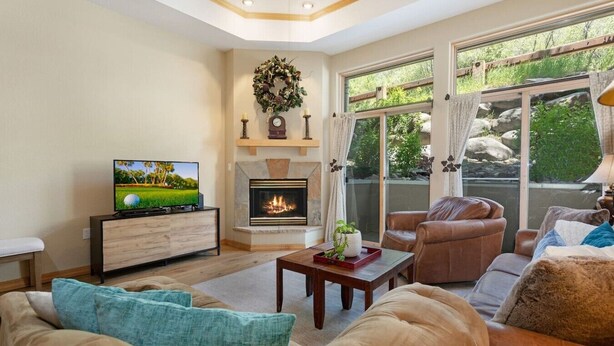 Una sala de estar con chimenea, televisión y asientos cómodos.
