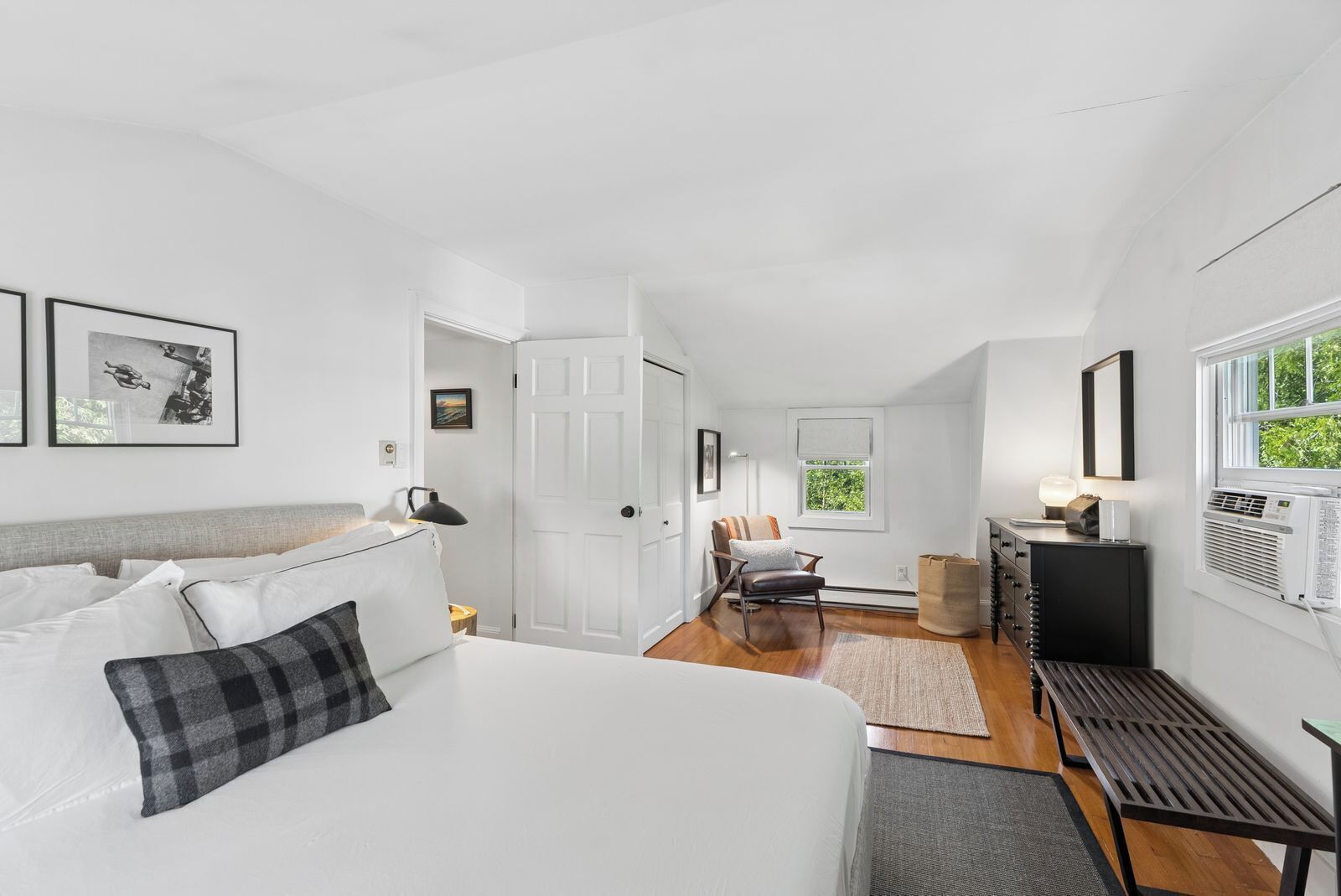 3 bedrooms, iron/ironing board, WiFi (free), bed sheets