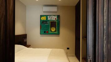 In-room safe, free WiFi
