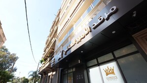 Un edificio con un cartel que dice 'LEPRINCE HOSTEL' y un logotipo con una corona.