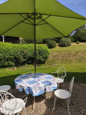 Outdoor dining - Vrbo Property (Maigné)
