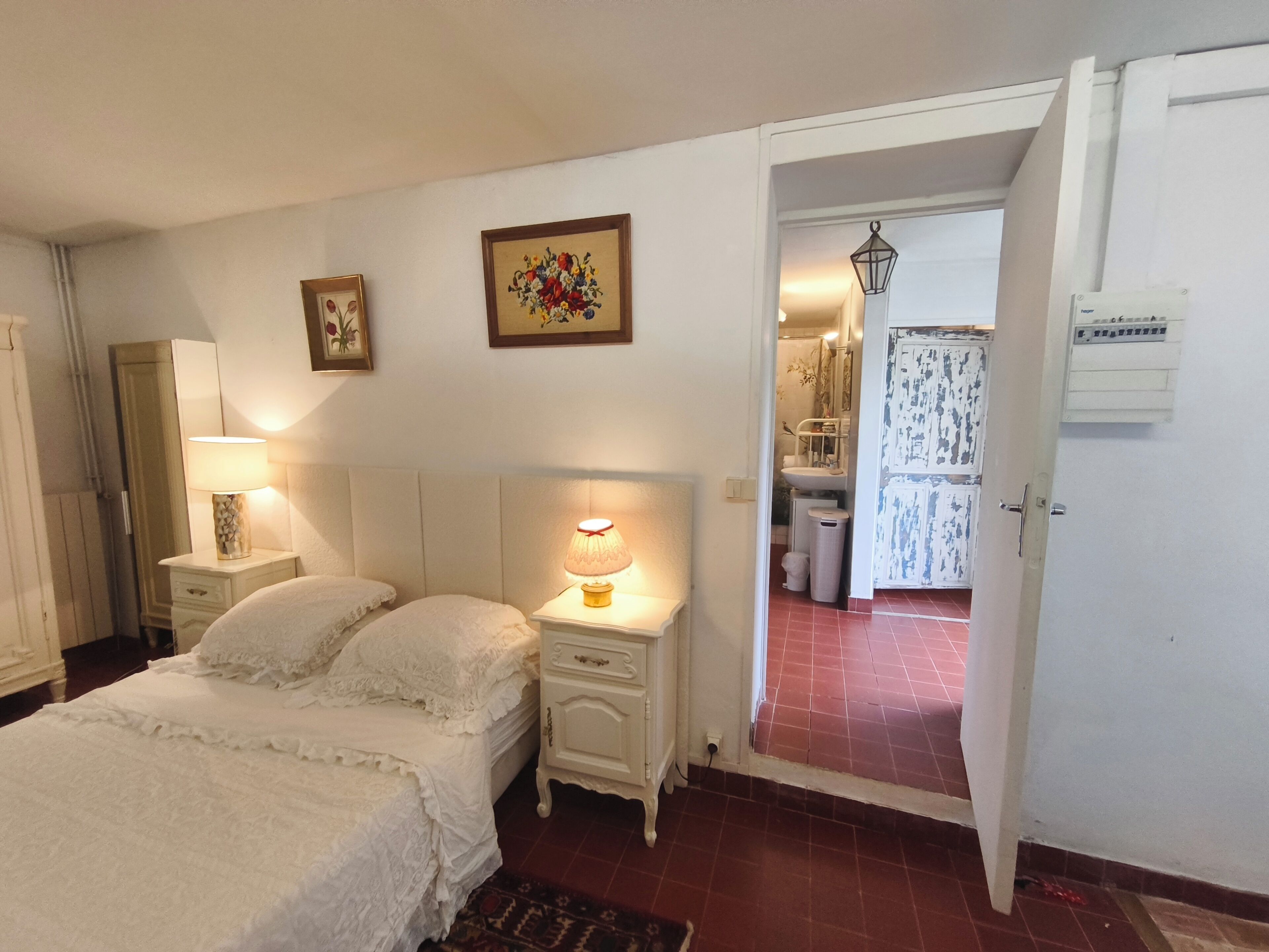 Iron/ironing board, WiFi, bed sheets