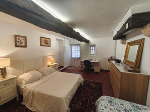 Room - Vrbo Property (Maigné)