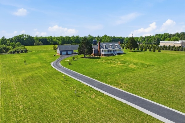 Enjoy serene horse‑pasture views, a short walk to Food Lion, and full access to the property’s recreational amenities.