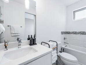 Hair dryer, towels, soap, toilet paper - Modern Townhome Rooftop Garage Stockyard Downtown (Fort Worth)