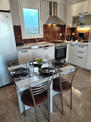 Private kitchen - Athanasiou Apartment with Sea & Mountain Views (Leptokarya)