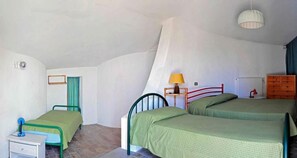 Habitación familiar con 1 cama doble o 2 individuales, balcón, vistas al mar | Escritorio, espacio para trabajar con un portátil, cortinas opacas