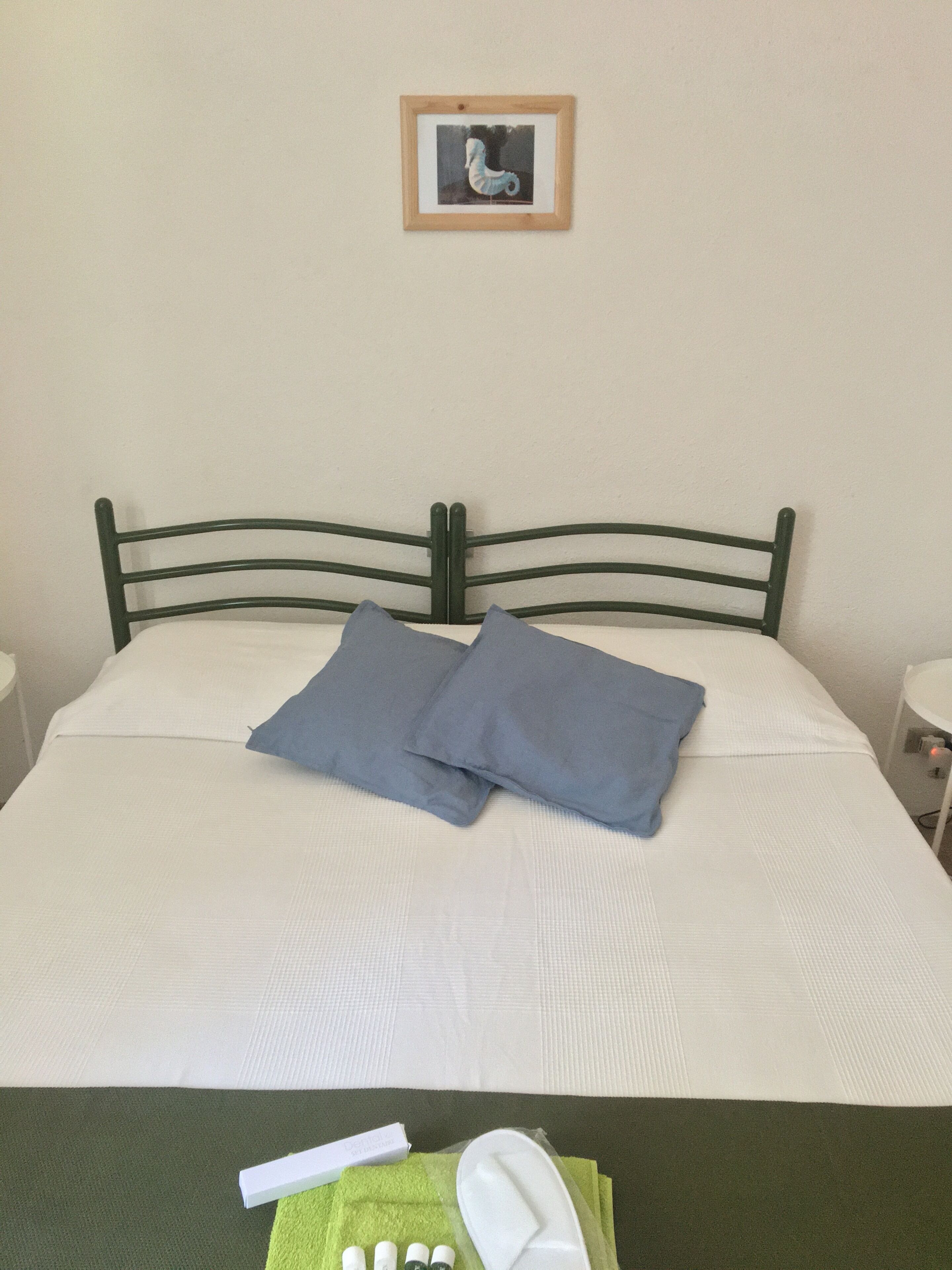 Camera Basic con letto matrimoniale o 2 letti singoli, vista mare parziale | Minibar, una scrivania, postazione laptop, tende oscuranti