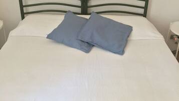 Camera Basic con letto matrimoniale o 2 letti singoli, vista mare parziale | Minibar, una scrivania, postazione laptop, tende oscuranti
