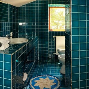 Familiekamer, 1 twee- of 2 eenpersoonsbedden, balkon, uitzicht op zee | Badkamer | Gratis toiletartikelen, een haardroger, pantoffels, handdoeken