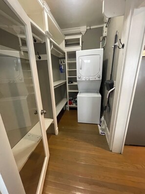 Bathroom - Cozy studio in tranquil Coral Gables with refreshing AC (Coral Gables)