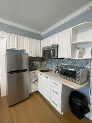 Private kitchen - Cozy studio in tranquil Coral Gables with refreshing AC (Coral Gables)